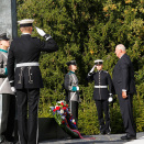 Kongeparet la kranser ved Heltekorset og ved marskalk Mannerheims grav. Foto: Lise Åserud, NTB scanpix